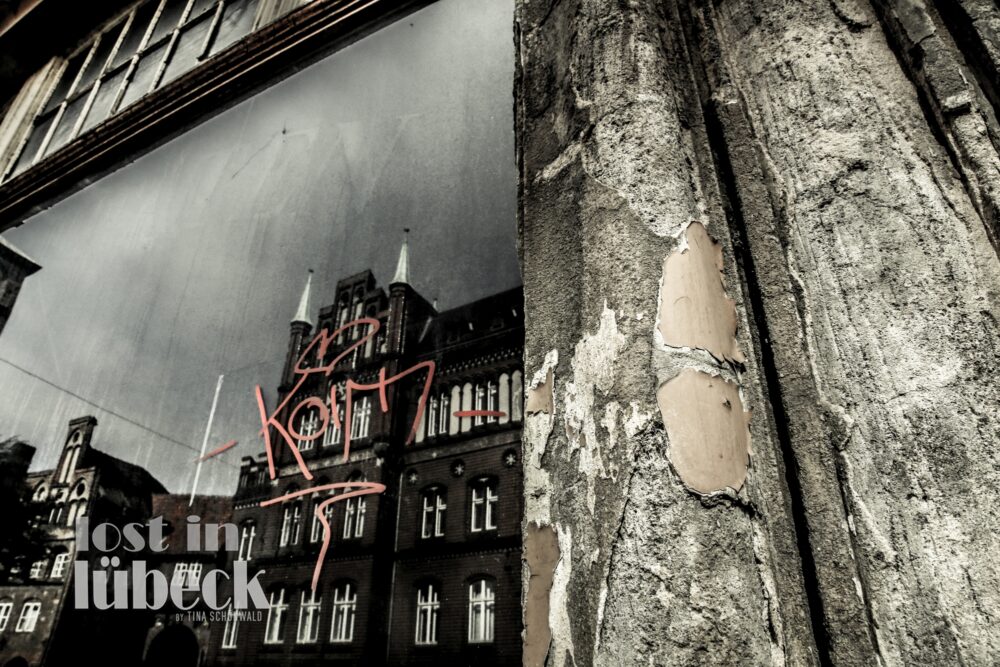 Große Burgstrasse Lübeck Spiegelung der Häuserzeile in altem Schaufenster