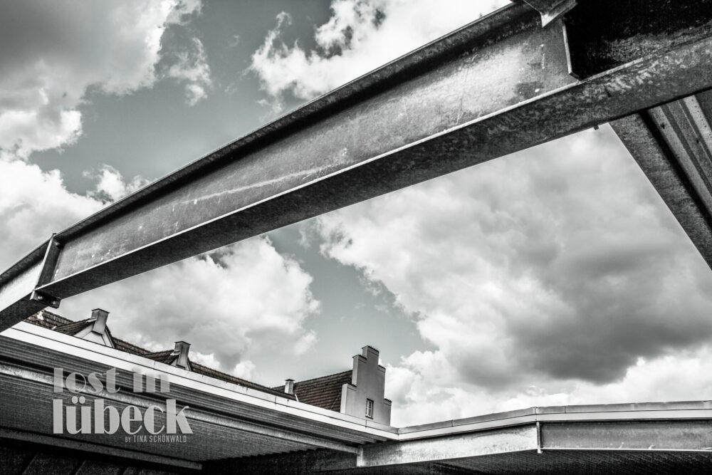 Kanalstrasse Lübeck Blick vom Parkdeck Landwege in den Wolkenhimmel