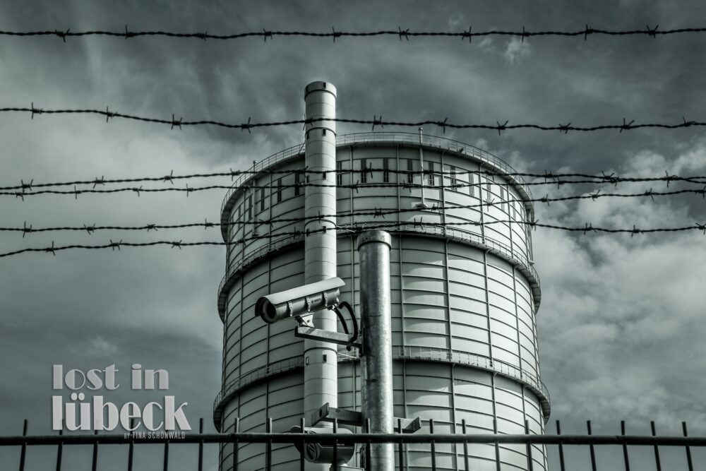 Geniner Strasse Lübeck Gasometerturm mit Überwachungskamera