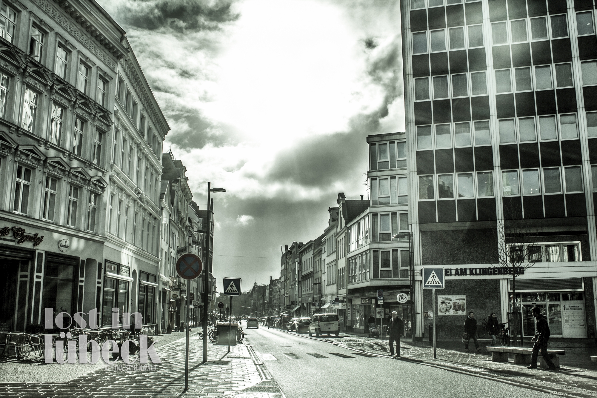 nieselsonne 2016 tina schönwald lost in lübeck Klingenberg Lübeck Blick die Strasse entlang bei Nieselregen und Sonne