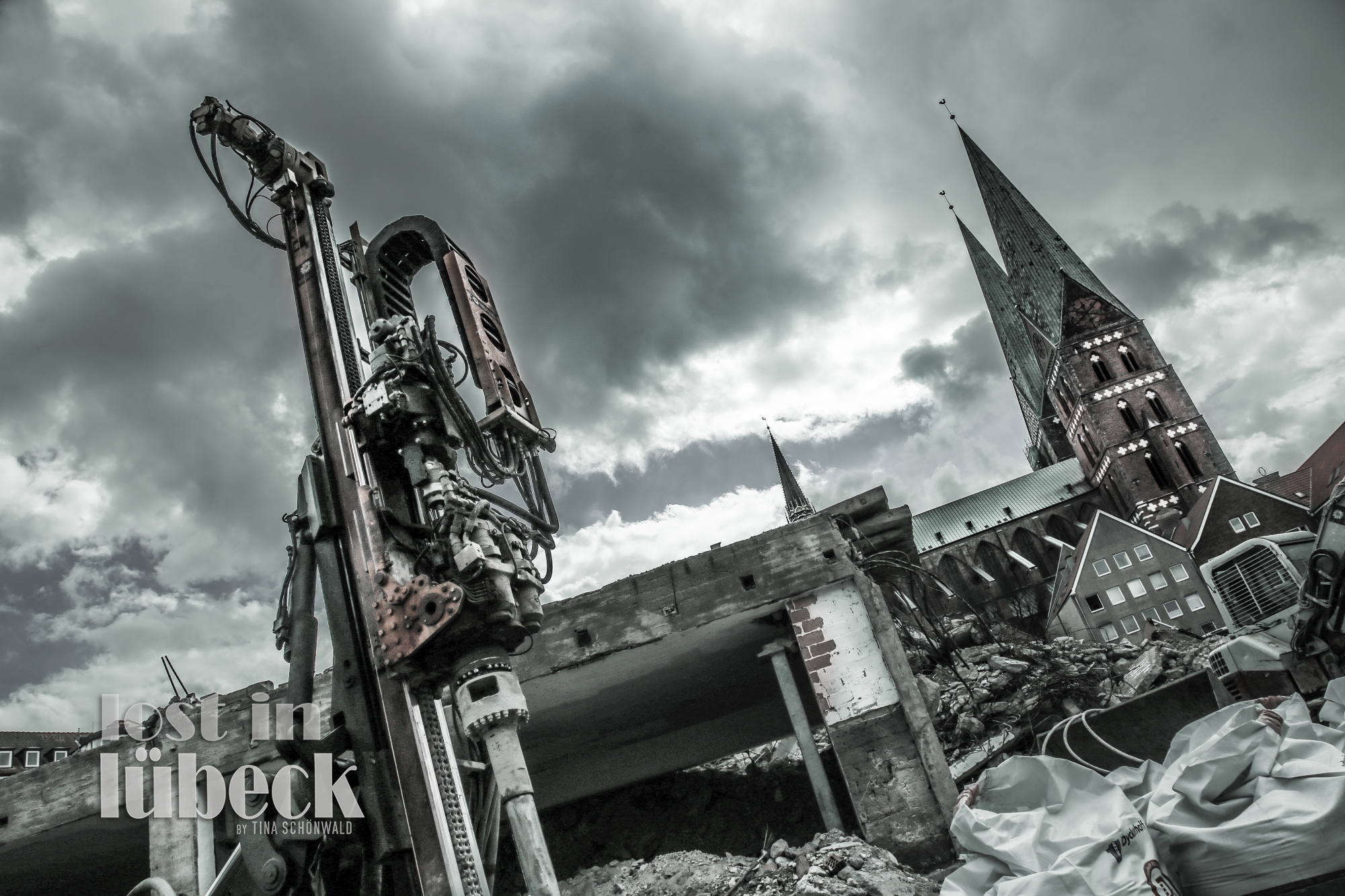 scifi vs mittelalter 2016 tina schönwald lost in lübeck Fünfhausen Lübeck Wehdehof Abriss vom Parkhaus im Hintergrund Marienkirche