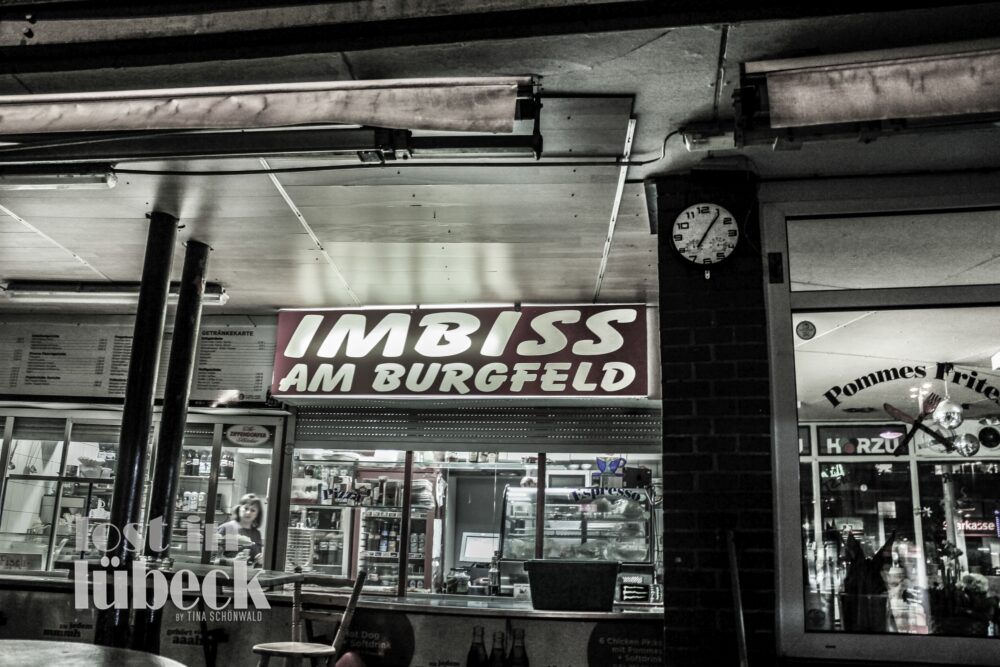 Gustav Radbruch Platz Lübeck beleuchteter Imbiss am Burgfeld